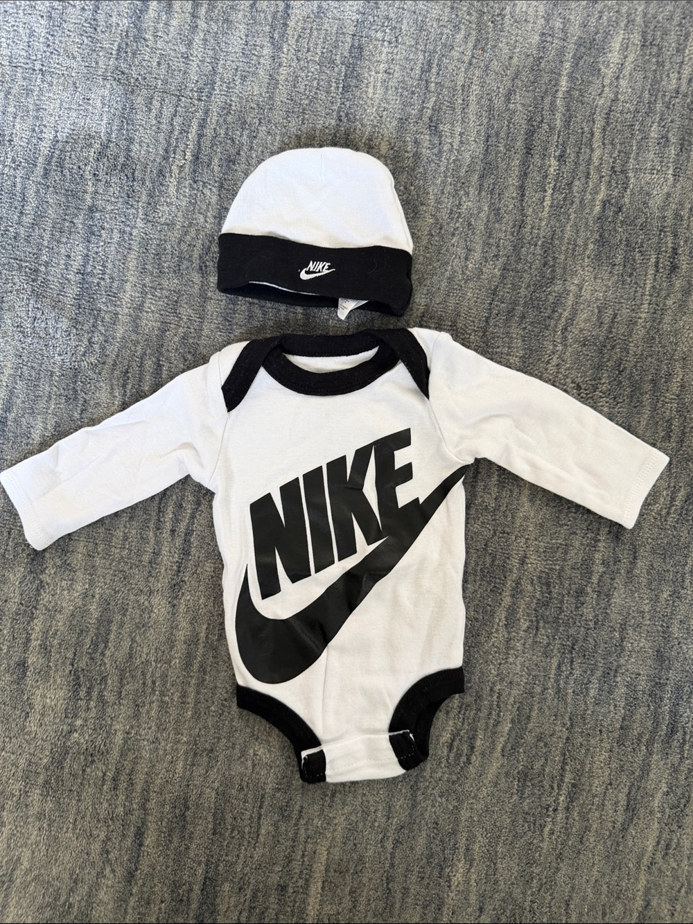 Nike Baby Bodysuit & Hat Set 🖤🤍 | Size 0-6 Months